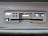 高速道路の料金所の通行などに便利なETC車載器はビルトイン装着されております。