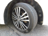 純正アルミホイールを装着しております。タイヤサイズは18インチです。