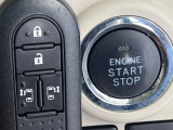 【キーフリーシステム】カバンやポケットに入れたままでもドアの施錠・解錠が可能なスマートキーを装備。エンジンのオン・オフ時もカギを取り出す必要が無いからとっても便利です♪