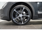 21 インチ Cross Turismo Design ホイール装着しております。