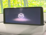 【8.8インチマツダコネクト】車内の雰囲気にマッチした大型のディスプレイ。スマホ接続でのナビ使用やBluetooth再生等、様々な機能が楽しめます。直感的なダイヤル操作が可能で、使い勝手も良好です。