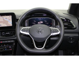 Volkswagen全車共通の上質な本革を使用した手触りのしっとりとしたステアリングです。唯一素肌が触れるハンドルは上位モデルと同じ握り心地になっております。