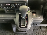 CVT車のセレクトレバーです。低速から高速まで、変速ショックのないスムーズな走りと、エンジン効率のよい領域を維持して燃費にも貢献します。サイドブレーキはスイッチ操作の電子制御パーキングブレーキです。