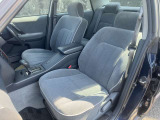 運転席&助手席☆厚みのあるシートが時代を感じます☆※タバコの焦げ跡有