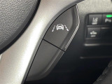 【車線逸脱抑制制御機能】車線からはみ出しそうな時、ブザーとメーター内表示でお知らせします。車線内に戻すよう、ステアリング操作をアシストします。機能には限界があるためご注意ください。