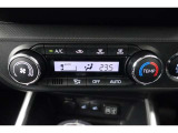 ★エアコンはオートタイプが装着済みです!オートモードにしておけば、車内温度を設定するだけで風の料や吹き出し口の切り替えを機械が行ってくれます!一年中快適な環境を作れますよ♪