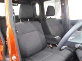 運転席側からの前席ビューです。内装色はブラック系ですので汚れも目立ちにくいです♪