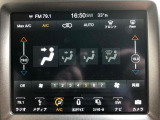 タッチスクリーンをタップスワイプするだけですべての機能を呼び出せます。AppleCarPlayおよびAndroid Auto対応。