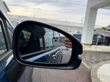 ドアロックに連動するオートリトラミラーを装備しています!