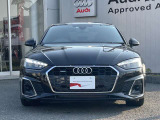 シングルフレームグリルはAudiの象徴的なデザイン要素であり、一目でAudiとわかるスタイル、大きくて迫力のある形状が車のスポーティな印象を強調しており、魅力的なデザインとなっています。