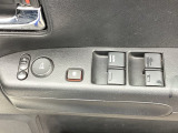 運転席ドアには、電動格納式リモコンドアミラーや、パワーウィンドウマスタースイッチがあります。