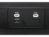 HDMI端子と二口のUSBポートを設定。運転席と助手席それぞれのスマホや電子小物を充電可能です。
