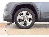 【アルミホイール】純正なので車に似合うデザインになっていますね。スタッドレスタイヤもご相談下さい。