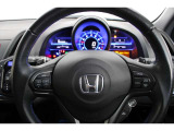 ハンドル左側にはオーディオ操作が出来るオーディオリモートコントロールスイッチ、右側にはHondaSENSINGとオートクルーズスイッチを装備!長距離運転や高速道路の運転では大活躍です!
