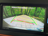 【バックカメラ】駐車時に後方がリアルタイム映像で確認できます。大型商業施設や立体駐車場での駐車時や、夜間のバック時に大活躍!運転スキルに関わらず、今や必須となった装備のひとつです!