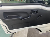 こちらドア付近の写真となります。お車乗車に関して一番動作が多い部分となり、走行中、お客様を守る大切な場所です。細部までご確認ください。