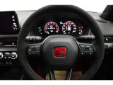 ハンドル左側にはオーディオ操作が出来るオーディオリモートコントロールスイッチ、右側にはHondaSENSINGとオートクルーズスイッチを装備!長距離運転や高速道路の運転では大活躍です!