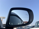 隣車線を走る車両をレーダーで検知し、ドアミラーでは確認しにくい後側方エリアに存在する車両に加え、急接近してくる車両も検知します。車両を検知するとドアミラーに搭載されたLEDインジケーターが点灯します。