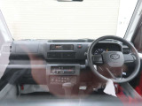 使いやすく運転しやすいレイアウトの運転席回り。