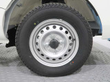 タイヤサイズは145/80R12 です。