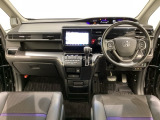 車内は光触媒抗菌消臭施工済です。インパネ周りはスタイリッシュなデザインで機能や装備も充実しています。グローブボックスやカップホルダーのほかにトレーなどたくさんの収納スペースが付いています。