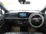 運転席も広々としており、足元には収納スペースもついています☆車内も黒で統一されております。