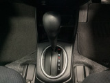 CVT車のセレクトレバーです。低速から高速まで、変速ショックのないスムーズな走りを実現するとともに、エンジン効率のよい領域を維持することで燃費にも貢献します。