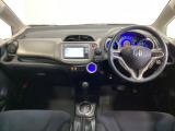 車内は光触媒抗菌消臭施工済です。インパネ周りはスタイリッシュなデザインです。グローブボックスやカップホルダーのほかにトレーなどたくさんの収納スペースが付いています。