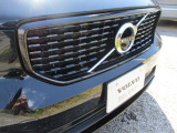 フロントカメラはデザインも重視しVOLVOのロゴマークに内蔵されています