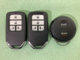スマートキー付きですからドアロックの開閉およびエンジンスタートが楽々です。電動スライドドアの開け閉めもボタンで操作できます。加えて、純正リモコンエンジンスターター用の操作キーもついています。