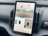 【360°ビューカメラ】4台の高解像度カメラで360度の鳥瞰図を表示。隣の車や壁、死角にある障害物などを画面で確認できるため、狭いスペースでの駐車・出入りも安心です。