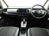 【前方視界】開放的な前方視界!運転がしやすく疲れにくいです♪窓が大きく、見通しがとっても良いおクルマですよ♪