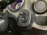 電動格納付きパワーミラーの操作スイッチがついています。左右のサイドミラーの角度調節も微調整ができて便利です。