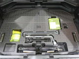ラゲッジスペース床下にパンク修理キットを搭載しております。