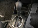 CVT車のセレクトレバーです。低速から高速まで、変速ショックのないスムーズな走りを実現するとともに、エンジン効率のよい領域を維持することで燃費にも貢献します。