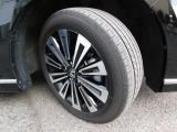 足元は純正17インチアルミホイールを装着しております。タイヤ・残り溝は良好です!