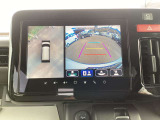 【360°ビューモニター】  とても分かりやすい、クルマの上から見下ろしたような映像で、駐車サポートをしてくれます。