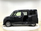 荷物をたくさん抱えてクルマに乗り込む時に便利な、ワンタッチオープン&ウェルカムオープン機能付き電動スライドドアです