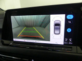 ★ギアをリバースに入れると車両後方の映像を映し出します。バック時の後方視認をサポートします。