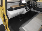 広々使えるベンチシート仕様です。アームレスト付きです。