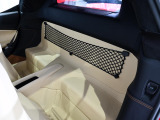 Cremaのコクピットインサートレザーとカスタムカーペットのロゴ刺繍が、車内に高級感あふれる空間を提供します。