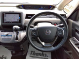 【ステアリング】インテリアに合わせたデザインのステアリングは、運転される方のことも考え、運転しやすい形状、大きさです。是非一度、実際に触ってお確かめください。