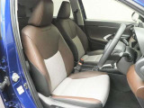前席の様子になります。広いスペースがございますので、長時間の運転でもリラックスできます。
