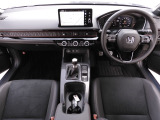 視界広々で非常に運転しやすくロングドライブでも疲れを感じさせないすっきりとまとまったインパネ周りです。