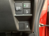 ハンドルの右側にはヘッドライトレベライザーとHondaセンシング用のメインスイッチがついています。ヘッドライトレベライザーは道路状況や積荷の加重に応じてライトの高さを調節できます。
