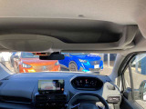運転席・助手席上部に小物スペース。ユーティリティー性も備えてます!