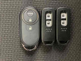 スマートキーを装備しています。鍵を差し込むことなくドアロックの開け閉めと、スタートボタン操作でのエンジンスタートができます。加えて、純正リモコンエンジンスターター用の操作キーもついています。