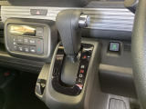 CVT車のセレクトレバーです。低速から高速まで、変速ショックのないスムーズな走りを実現するとともに、エンジン効率のよい領域を維持することで燃費にも貢献します。