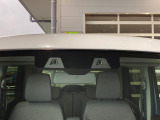 2つのカメラで前方の車両や歩行者を検知し、衝突のおそれがあると判断すると、ブザー音やメーター内の表示で警告。衝突の可能性が高まると、自動でブレーキをかけ、衝突の回避または衝突時の被害軽減を図ります。