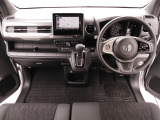 視界広々で非常に運転しやすくロングドライブでも疲れを感じさせないすっきりとまとまったインパネ周りです。